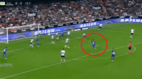 Lucas Ocampos apareció solo, le pegó de primera y clavó un golazo ante Valencia