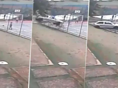 Video: un auto impactó contra una cancha de fútbol y este niño protagonizó un milagro