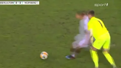 El delantero de Nüremberg estuvo muy atento.