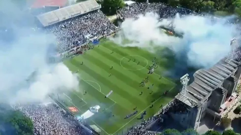 El Bosque de azul y blanco: el increíble recibimiento de Gimnasia en el clásico