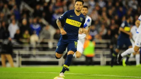 Mauro Zárate enfrentando a Vélez Sarsfield.