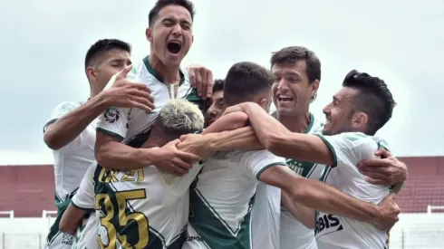 Carranza, de espalda en el medio, celebra el gol junto a sus compañeros. (Foto: Twitter oficial de Banfield)