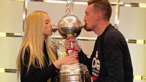 Foto de Franco Armani y su pareja besando la copa.