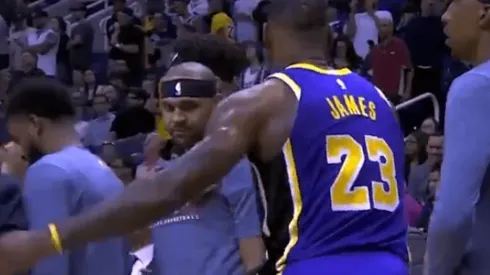 LeBron quiso chocarles las cinco a sus compañeros y todos lo ignoraron