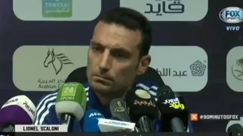 Foto de Lionel Scaloni en conferencia de prensa.