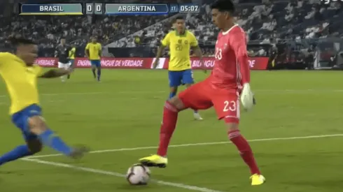 El papelón que casi se mandan Otamendi y Andrada ante Brasil en el área chica