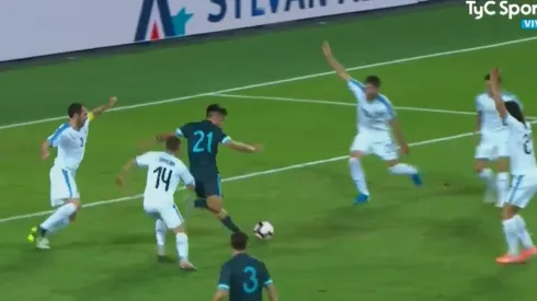 Dybala le pifió a la pelota, le rebotó en la mano y no le validaron el gol