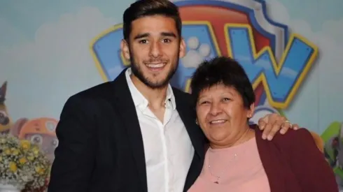 Eduardo Salvio junto a su madre.