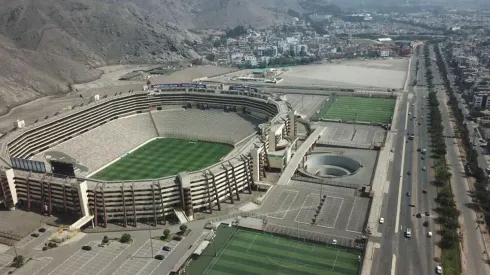 El Estadio Monumental queda sobre la Avenida Javier Prado.