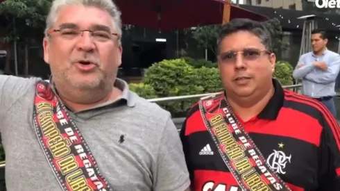 La bandera con la que dos hinchas de Flamengo esperaron a River en el hotel