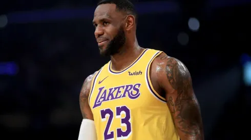 LeBron se burló de los árbitros con una frase épica tras cometer una falta