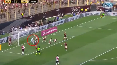 Es único: Armani se tiró antes de que le peguen y evitó el gol de Flamengo