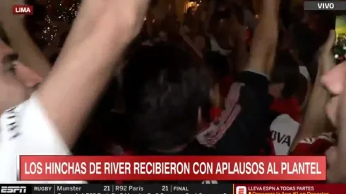 Pura emoción en el retorno de River al hotel.