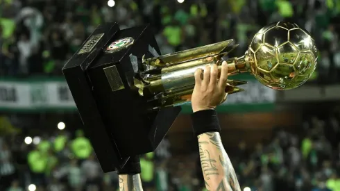 El bonito trofeo de la Recopa Sudamericana.