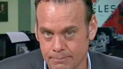 El reportero atacó al delantero otra vez.