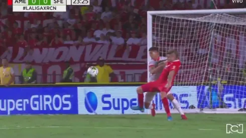 ¿Era penalti? Tumbaron a Michael Rangel, pero el árbitro no pitó nada