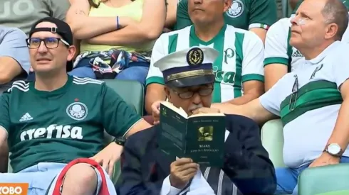 Fue a la cancha a leer en modo de protesta, los hinchas se calentaron y lo terminaron echando