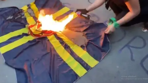 Feministas quemaron una bandera del América en plena movilización