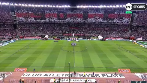 Para que Boca no se olvide: el mosaico de la hinchada de River antes del 9-12