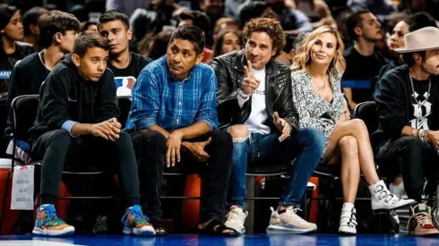 Guillermo Ochoa y Jorge Campos, espectadores de lujo en el partido de NBA en Ciudad de México
