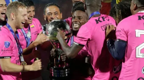 Trofeo de la Copa Conmebol Sudamericana.