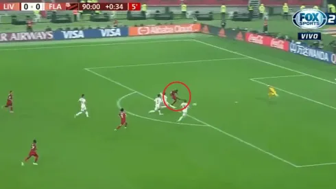 ¿No era penal? Mané cayó en el área, el arbitro cobró pero el VAR lo anuló