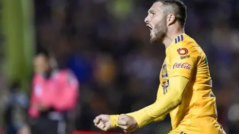 Gignac descargó de taco y la empujó en el segundo palo