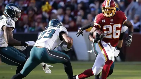 No vas a poder creer lo que hizo Adrian Peterson con el balón del récord.