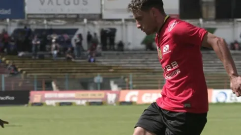 Emmanuel Martínez jugando para Deportivo Cuenca.