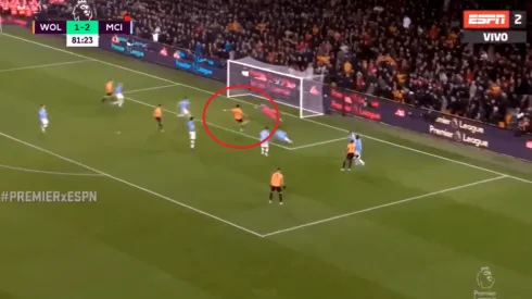 Raúl Jiménez solo tuvo que empujarla para quebrar la resistencia de Claudio Bravo.