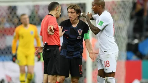 Ashley Young, junto a Luka Modrić, discutiendo con el Cüneyt Çakir