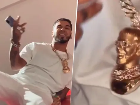 Anuel AA presentó tema nuevo, pero todos hablan de lo que cuelga de su cuello