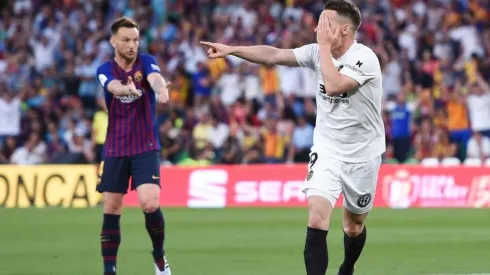 Kevin Gameiro festejando un tanto ante Barcelona.