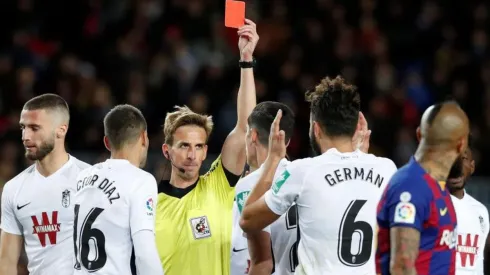 Lo expulsaron contra el Barcelona y lanzó una dura acusación en Twitter