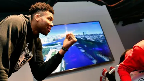 Hábil hasta con los pies: Giannis hizo jueguitos en la casa del PSG