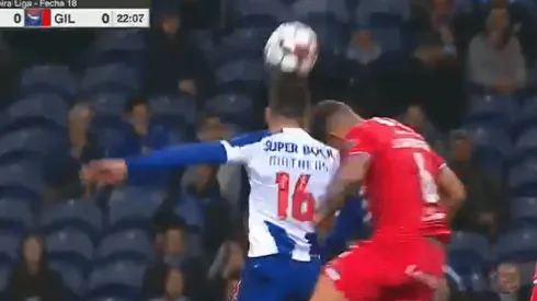 Impresionante: Matheus Uribe fue a un duelo aéreo y le rompieron la cara