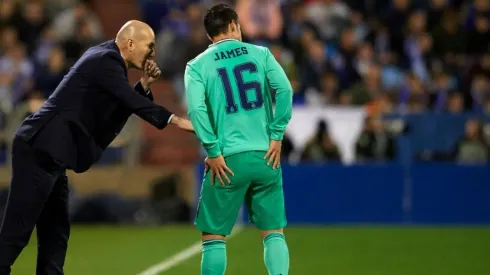 James Rodríguez recibe instrucciones de Zidane en el duelo entre Real Zaragoza y Real Madrid por la Copa del Rey.