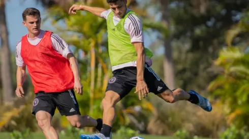 El argentino se retiró con una molestia.