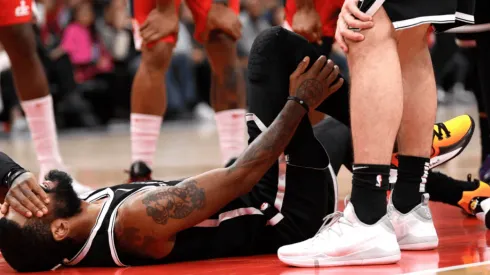 ¡Pésimas noticias! Kyrie Irving volvió a salir lesionado