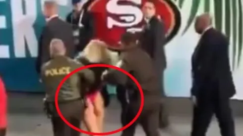 Mujer saltó al campo en pleno Super Bowl mostrando TODO y se la llevaron presa