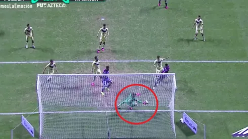 Puebla gritó gol pero Ochoa salvó el balón sobre la línea