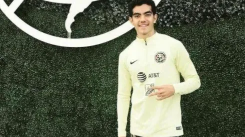 Leyva en su debut con un uniforme improvisado