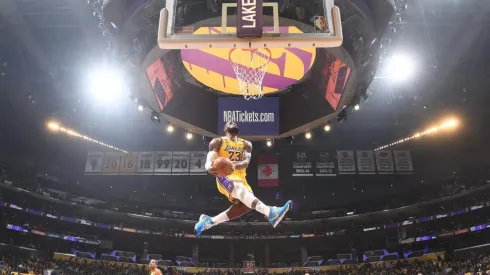 LeBron James hizo la volcada del año y dejó la foto más épica de su carrera