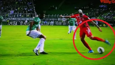 Michael Rangel se puso la pierna en el hombro y pifió el balón