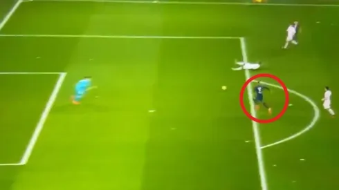 Enorme resolución de Mbappé.