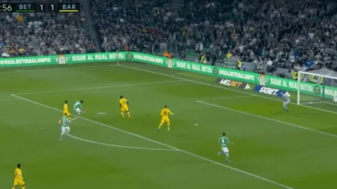 Vidal la perdió en mitad de cancha y Betis le clavó el 2-1 al Barcelona