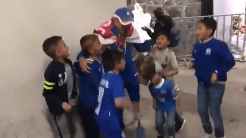 El hermoso video de unos niños alentando a Cruz Azul con su abuelo