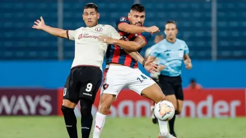 Dos Santos terminó un poco golpeado el partido en Paraguay.