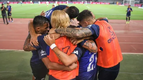 Abrazo emotivo de todo Talleres.