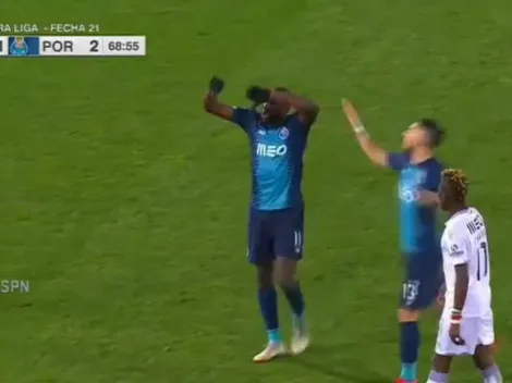 Video: se cansó de los cantos racistas, les festejó el gol en la cara y fue reemplazado